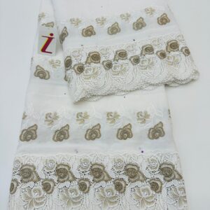 Broderie en voile suisse avec cristaux Swarovski originaux et bordure en gipur