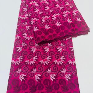 Dentelle originale brodée en voile suisse.